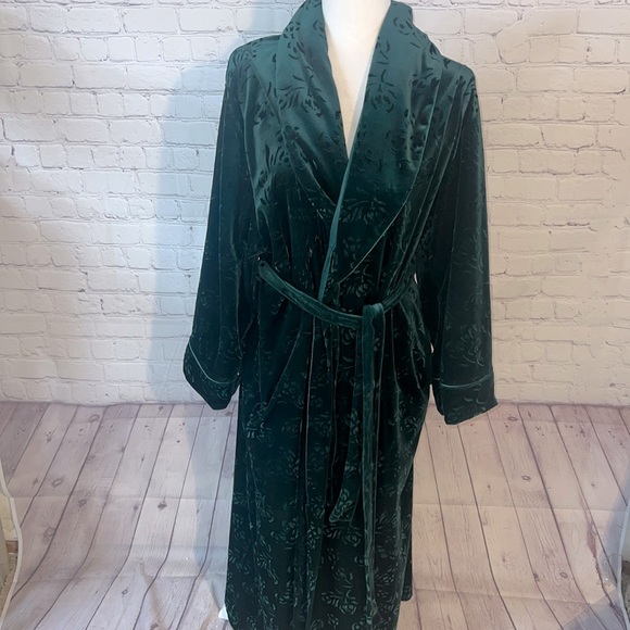delicates Other - Green velour ladies embossed robe. This is very luxurious and so soft and cozy